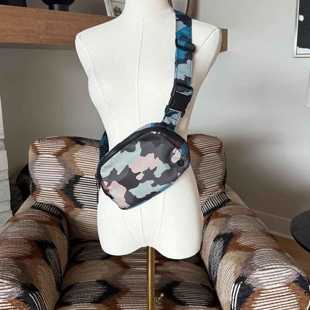Lululemon Everywhere Belt Bag